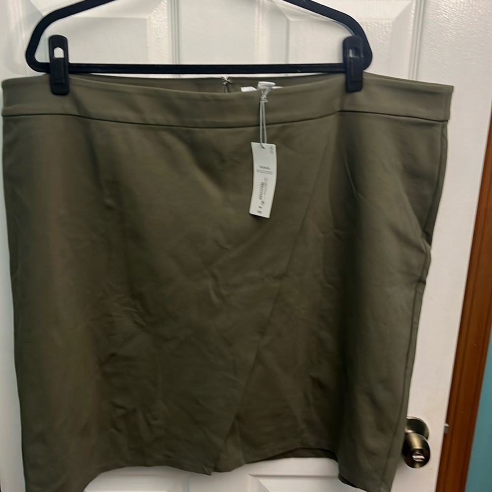 Liz Claiborne NWT Size 26W Olive Green Knee Length Skirt - Stretchy